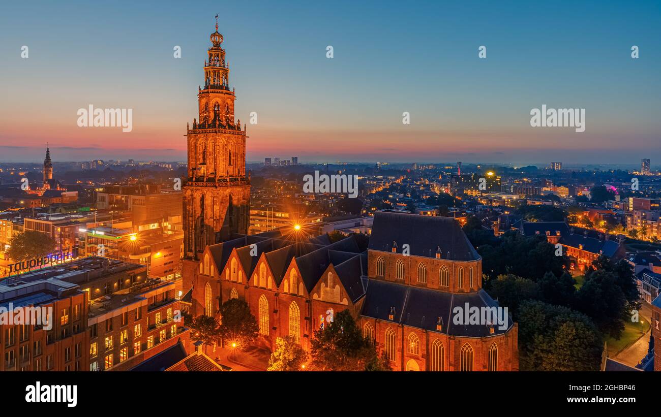 La ville de Groningen dans la partie nord des pays-Bas pendant l'heure bleue, un soir d'été avec vue sur la partie centre de la ville. Pris Banque D'Images