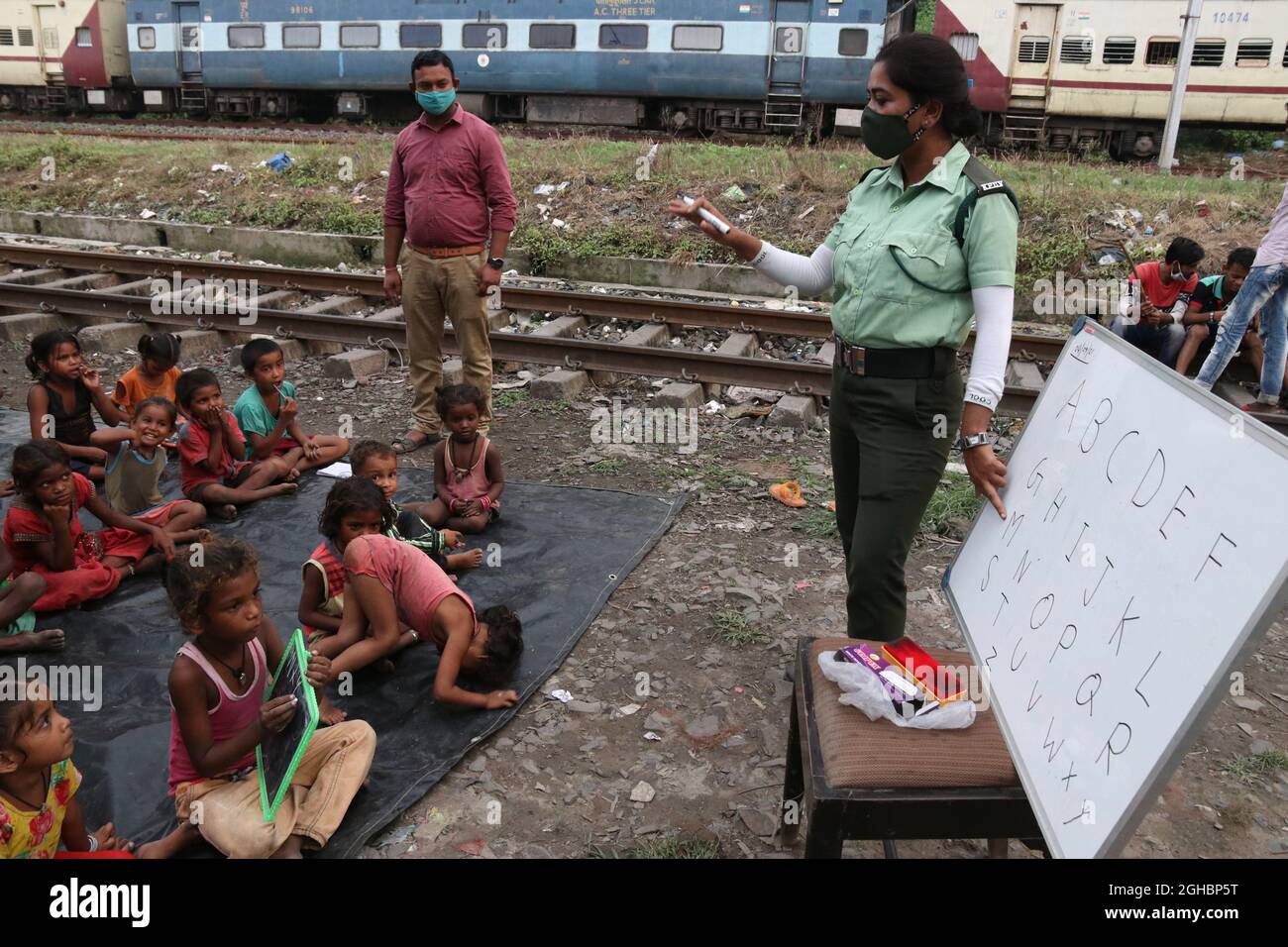 Kolkata, Inde. 04e septembre 2021. Une cop de trafic aide les enfants défavorisés résidant à Sout Kolkata. À l'heure où les étudiants assistent à des cours en ligne en raison de la situation pandémique, un grand nombre d'enfants défavorisés ne peuvent pas assister à des cours en raison de la crise financière. (Photo de Dipa Chakraborty/Pacific Press) crédit: Pacific Press Media production Corp./Alay Live News Banque D'Images