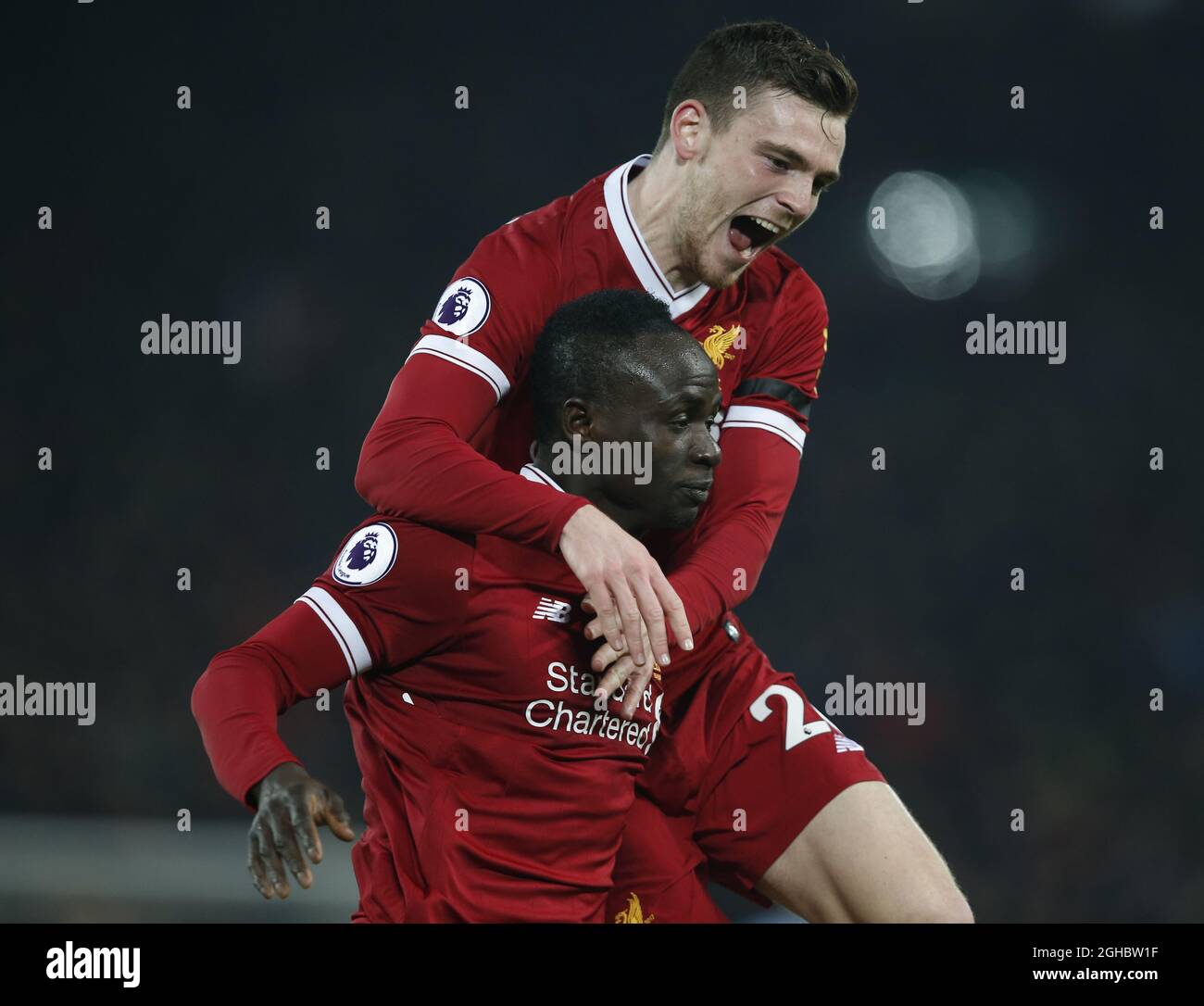 Sadio Mane, de Liverpool, célèbre le troisième but, alors qu'Andrew Robertson, de Liverpool, l'a surnommé lors du match de première ligue à l'Anfield Stadium, à Liverpool. Photo le 14 janvier 2018. Le crédit photo doit se lire comme suit : Andrew Yates/Sportimage via PA Images Banque D'Images