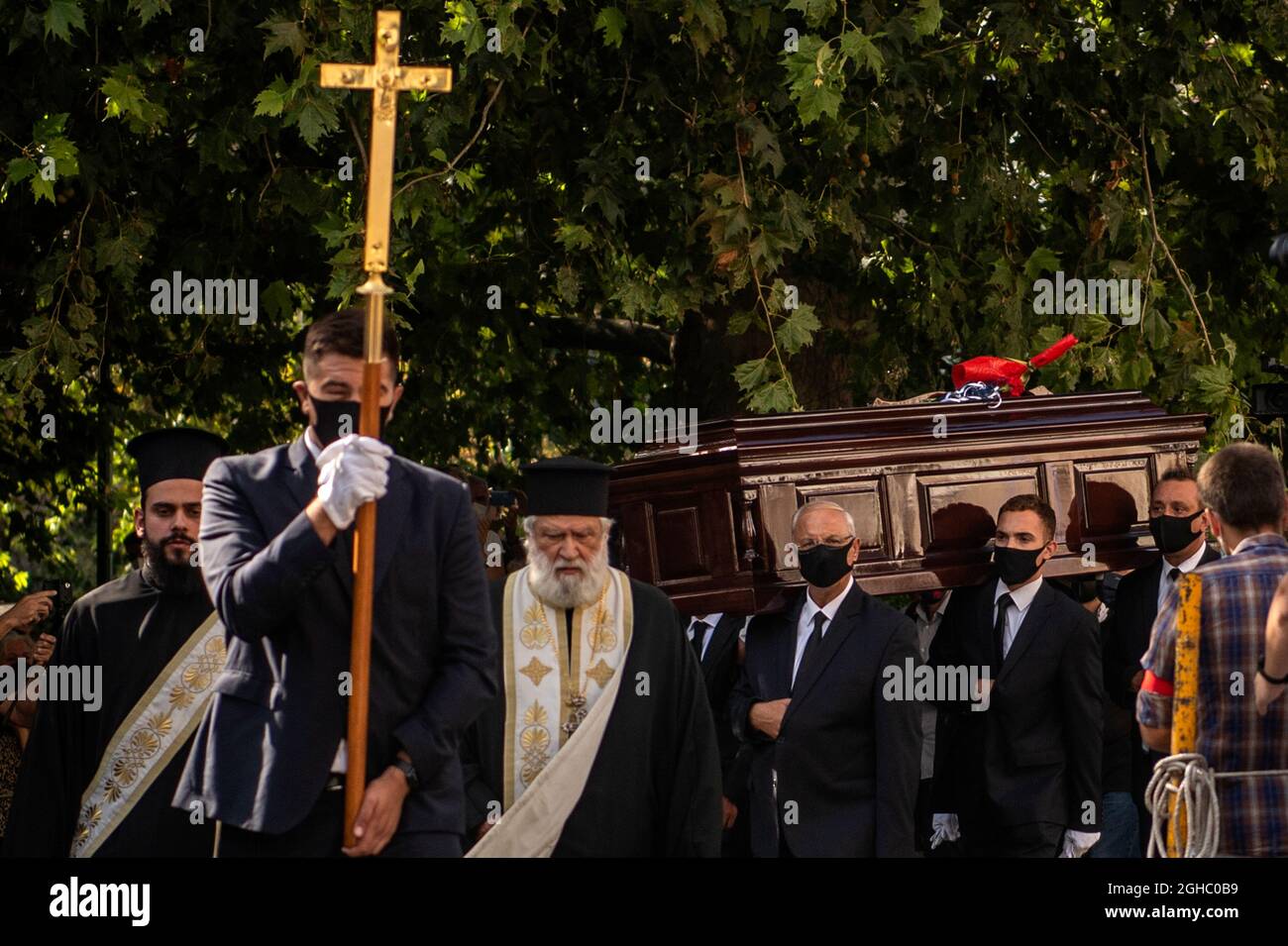 Athen, Grèce. 06e septembre 2021. Les pallbearers apportent le cercueil du compositeur grec Mikis Theodorakis à la chapelle de la cathédrale métropolitaine d'Athènes, où il sera disposé pendant trois jours. Theodorakis est mort le 02.09.2021 à l'âge de 96 ans à Athènes. Credit: Angelos Tzortzinis/dpa/Alay Live News Banque D'Images
