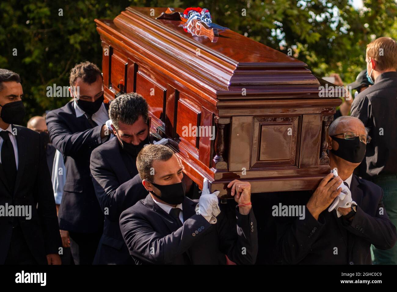 Athen, Grèce. 06e septembre 2021. Les pallbearers apportent le cercueil du compositeur grec Mikis Theodorakis à la chapelle de la cathédrale métropolitaine d'Athènes, où il sera disposé pendant trois jours. Theodorakis est mort le 02.09.2021 à l'âge de 96 ans à Athènes. Credit: Angelos Tzortzinis/dpa/Alay Live News Banque D'Images