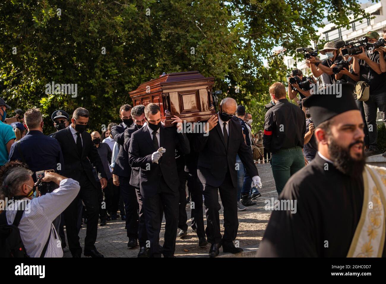 Athen, Grèce. 06e septembre 2021. Les pallbearers apportent le cercueil du compositeur grec Mikis Theodorakis à la chapelle de la cathédrale métropolitaine d'Athènes, où il sera disposé pendant trois jours. Theodorakis est mort le 02.09.2021 à l'âge de 96 ans à Athènes. Credit: Angelos Tzortzinis/dpa/Alay Live News Banque D'Images