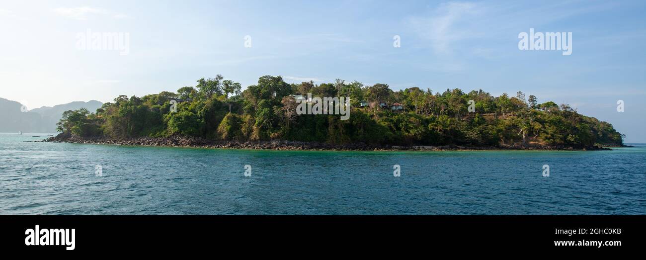 Belle île en Thaïlande. Eau bleue claire. Banque D'Images