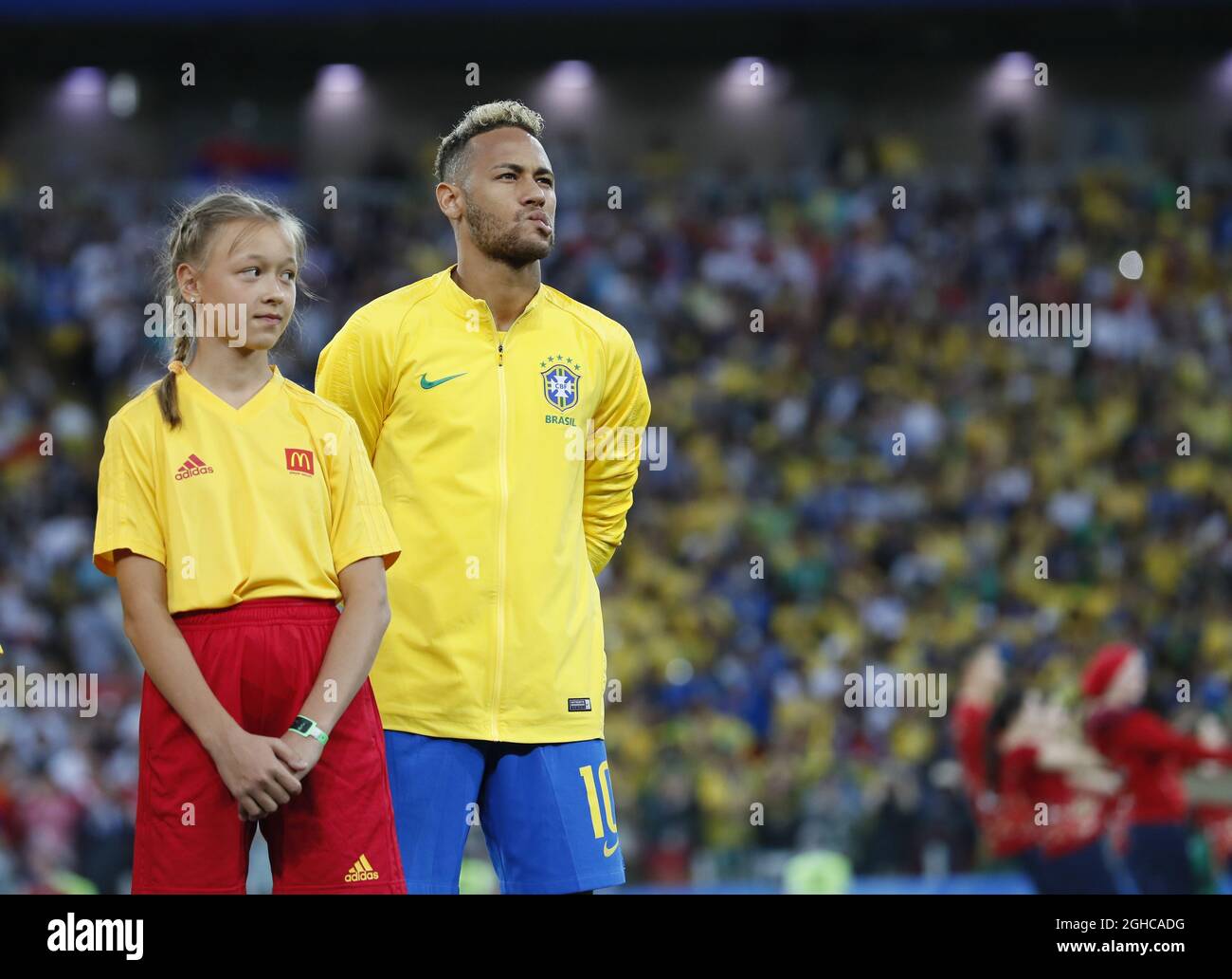 Neymar, du Brésil, se mord de la lèvre alors qu'il s'aligne sur les hymnes  lors du match du groupe E de la coupe du monde de la FIFA 2018 au Spartak  Stadium,