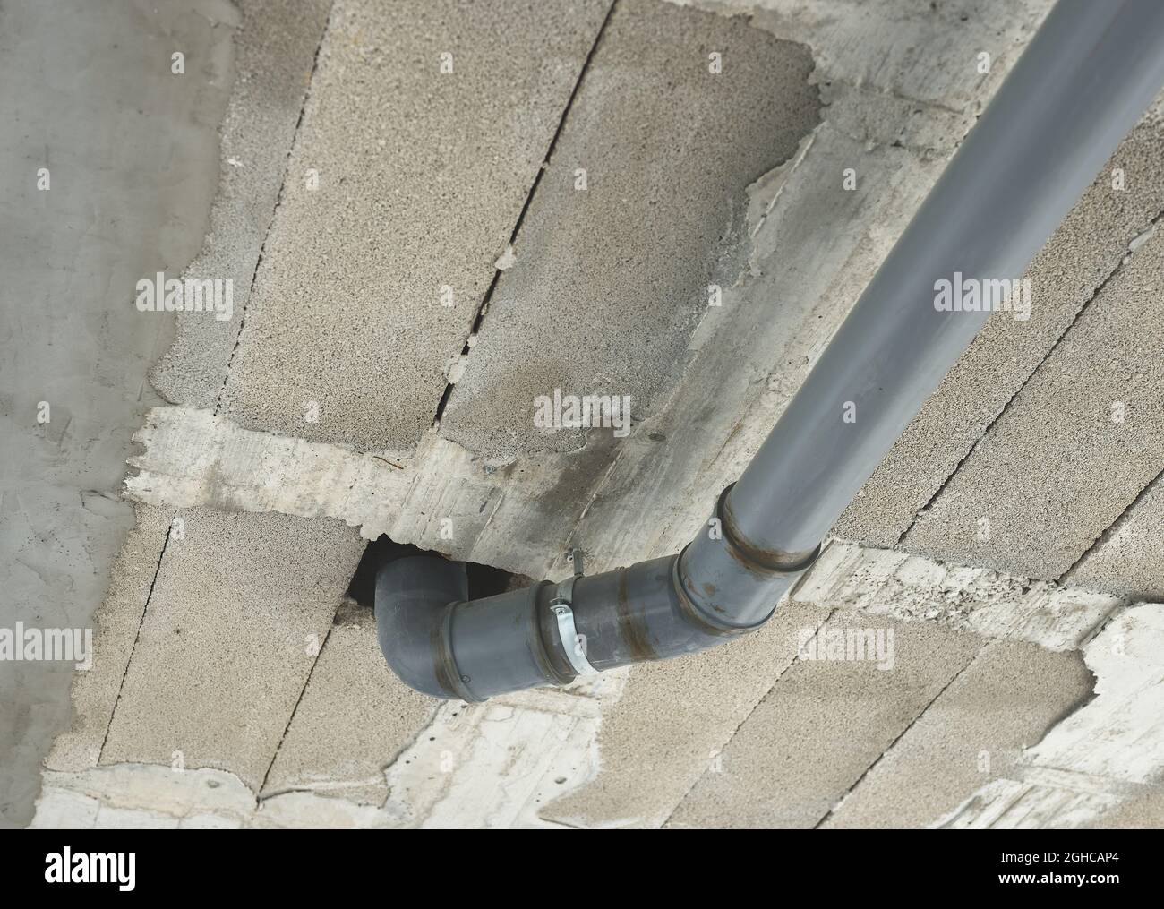 détail d'un tuyau de drainage en pvc et d'une forge de toit en béton Banque D'Images