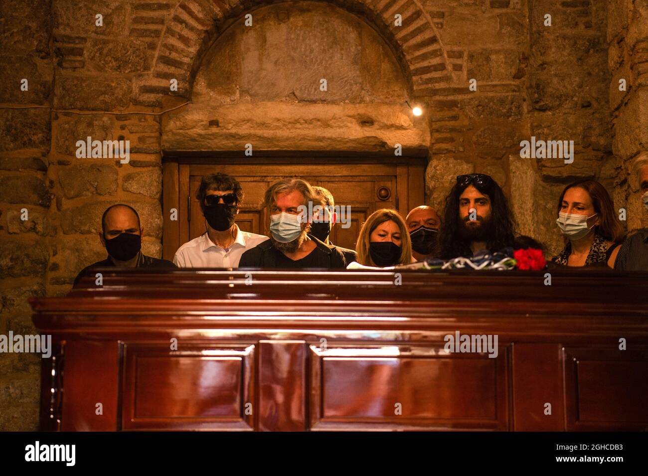 Athen, Grèce. 06e septembre 2021. Des parents se tiennent au cercueil du compositeur grec Mikis Theodorakis, dans la chapelle de la cathédrale métropolitaine d'Athènes, où le musicien sera disposé pendant trois jours. Theodorakis est mort le 02.09.2021 à l'âge de 96 ans à Athènes. Credit: Angelos Tzortzinis/dpa/Alay Live News Banque D'Images