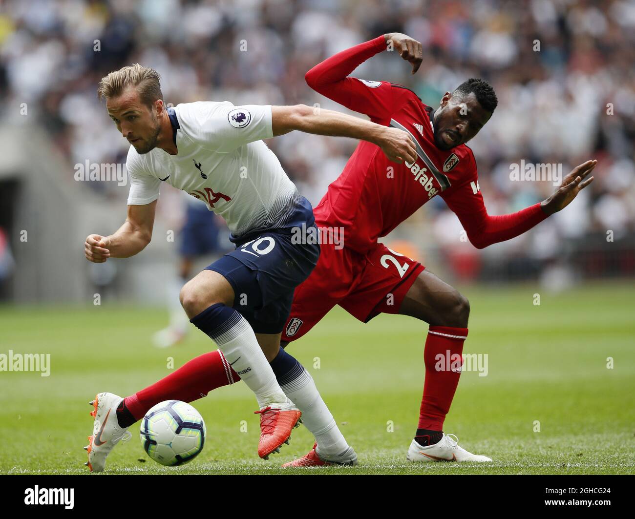 Harry Kane, de Tottenham, se mêle à Andre-Frank Zambo Anguissa, de Fulham, lors du match de la Premier League au stade Wembley, à Londres. Photo date 18 août 2018. Le crédit photo doit être lu : David Klein/Sportimage via PA Images Banque D'Images