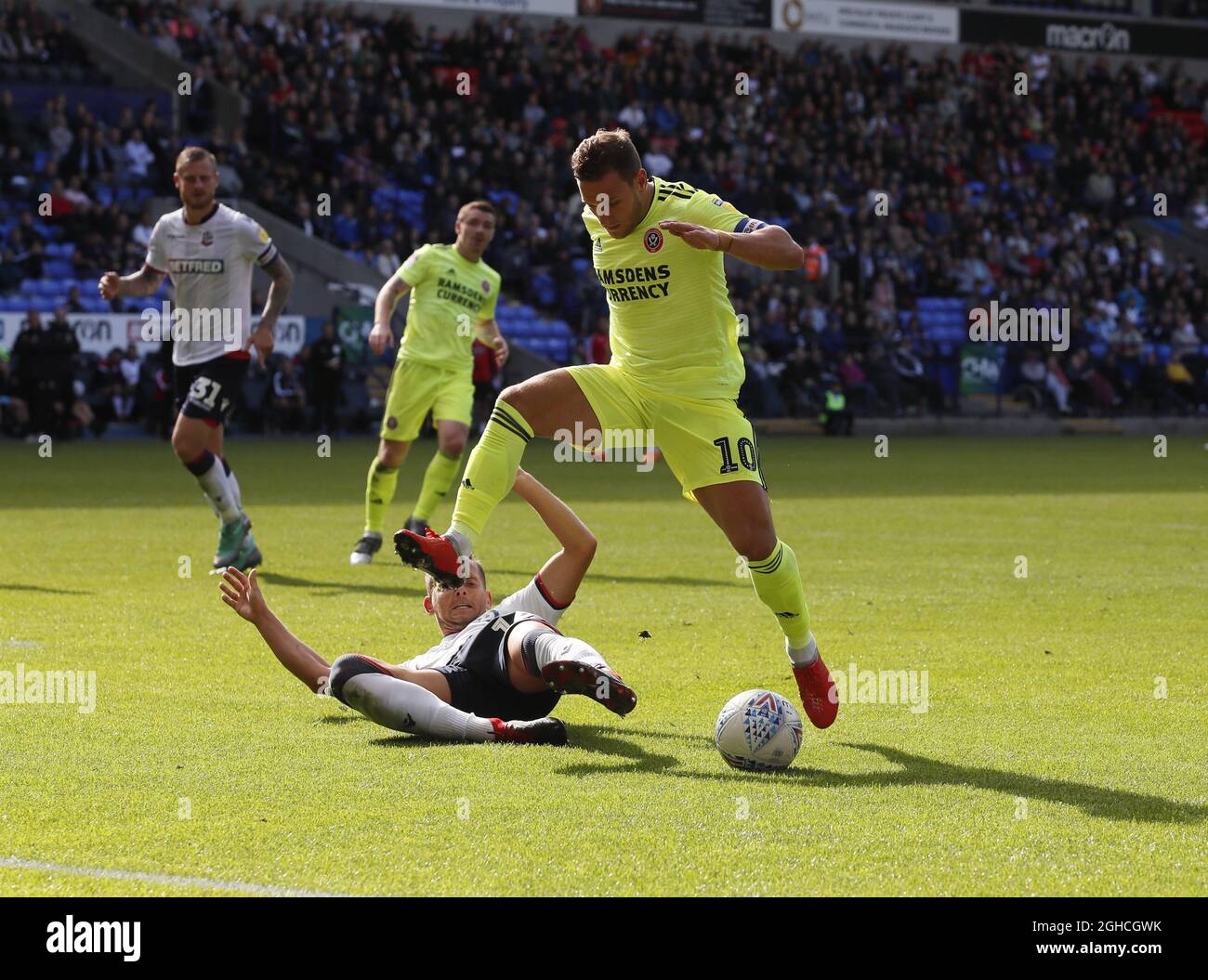 Billy Sharp de Sheffield Utd élude Josh Vela de Bolton Wanderers lors du match du championnat Sky Bet au stade de l'université de Bolton, à Bolton. Photo date 25 août 2018. Le crédit photo doit se lire comme suit : Simon Bellis/Sportimage via PA Images Banque D'Images