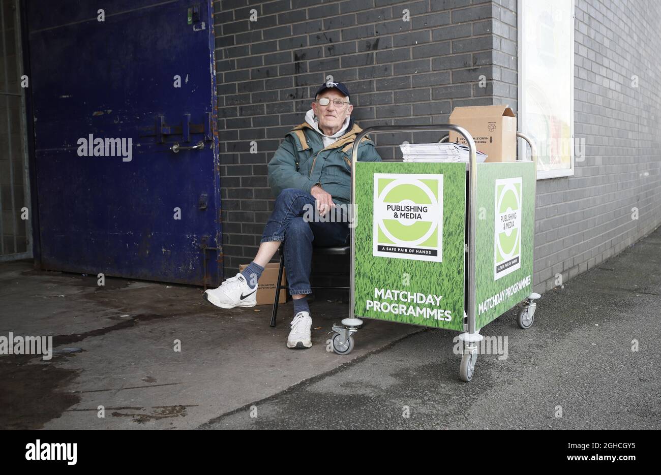 Vendeur de programme à l'extérieur du stade pendant le match de championnat Sky Bet au stade de l'Université de Bolton, Bolton. Photo date 25 août 2018. Le crédit photo doit se lire comme suit : Simon Bellis/Sportimage via PA Images Banque D'Images