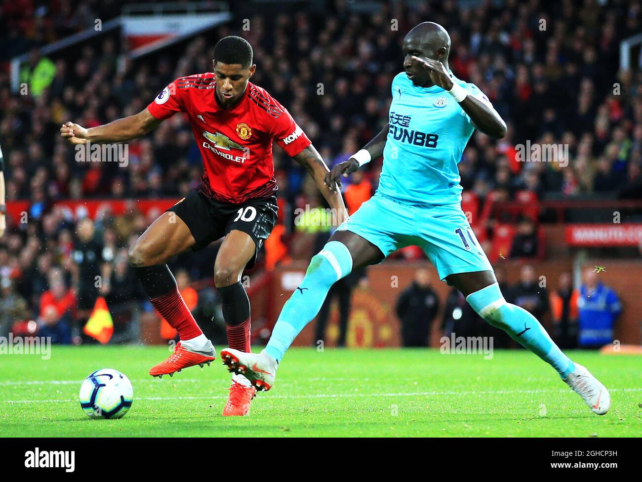 Marcus Rashford de Manchester United et Mohamed Diame de Newcastle United lors du match de la Premier League au stade Old Trafford de Manchester. Photo date 6 octobre 2018. Le crédit d'image devrait se lire: Matt McNulty/Sportimage via PA Images Banque D'Images