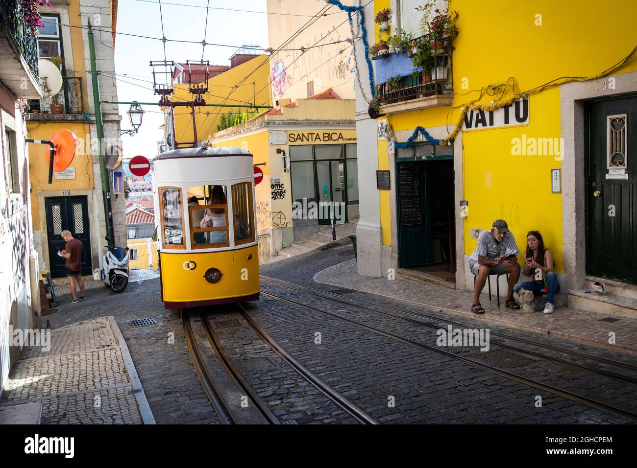 Lisbonne, Portugal. 1er septembre 2021. Le funiculaire de Bica est vu sur  le chemin vers la rue 'Rua de Sao Paulo', à Lisbonne. Le funiculaire de Bica  a été inauguré en 1892