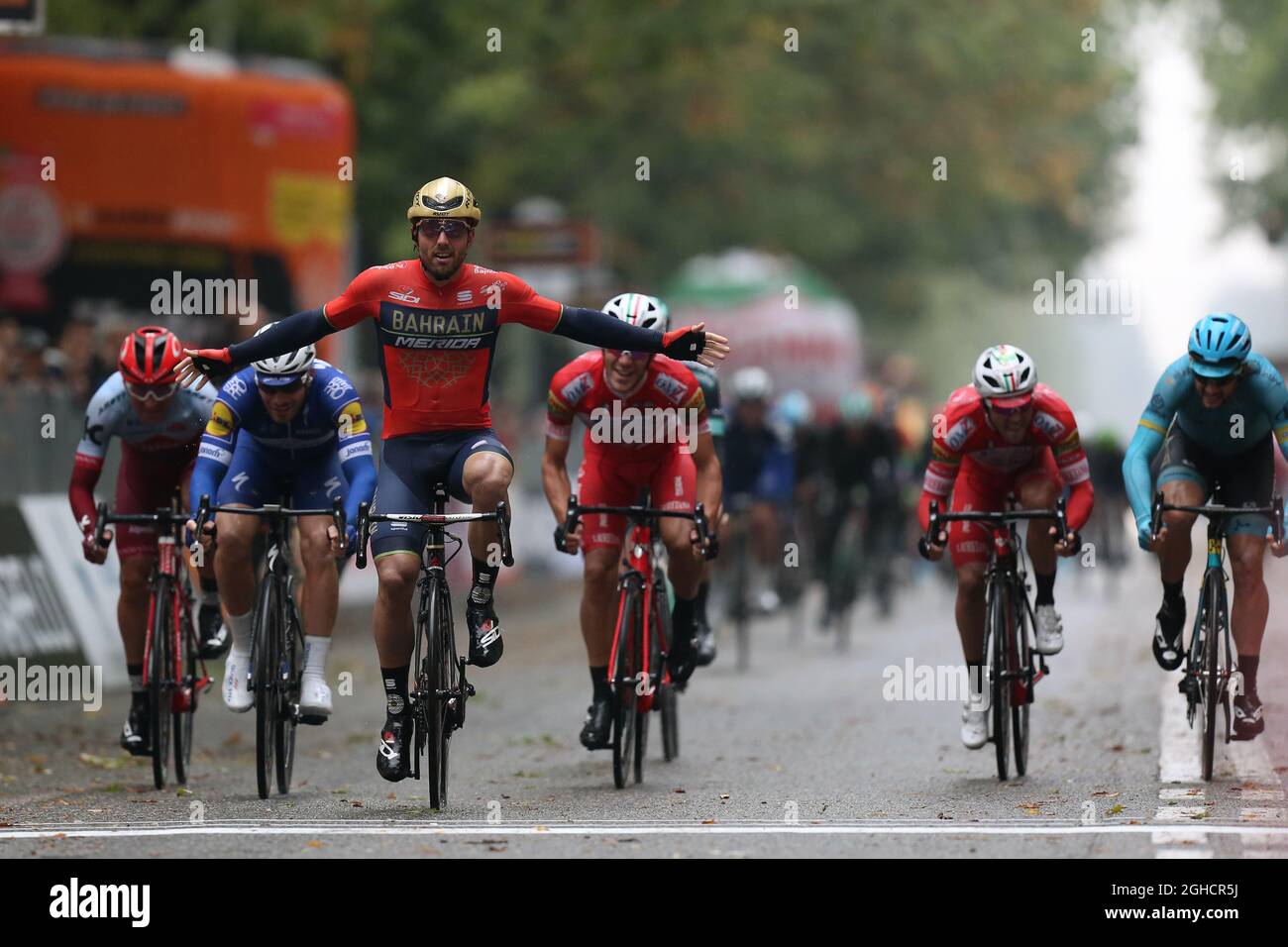 102ème Gran Piemonte - Racconigi à Stupinigi course cycliste dans la photo: Sonny Colbrelli ( Team Bahrain Merida ) lève ses bras en célébration alors qu'il franchit la ligne d'arrivée devant Florian Senehal ( Team Quick-Step Floors ), Davide Ballerini ( Team Androni Giocattoli-Sidermec ), Jhonatan Restrepo Valencia ( Team Katusha Alpecin ), Riccardo Minali ( Astana Pro Team ), Manuel Belletti ( Team Androni Giocattoli-Sidermec ), Christoph Pfingsten ( Team Bora Hansgrohe ) et Andrea Guardini ( Team Bardiani CSF ) Date de la photo : 11 octobre 2018. Le crédit photo devrait se lire comme suit : Jonathan Moscrop/Sportima Banque D'Images