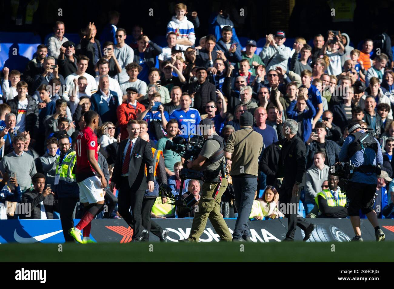 Le Manager de Manchester United, Jose Mourinho, a 3 doigts jusqu'à la foule après le match de la Premier League au stade Stamford Bridge, à Londres. Date de la photo : 20 octobre 2018. Le crédit photo doit se lire comme suit : Craig Mercer/Sportimage via PA Images Banque D'Images