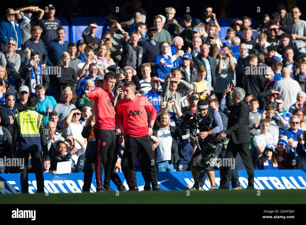 Le Manager de Manchester United, Jose Mourinho, a 3 doigts jusqu'à la foule après le match de la Premier League au stade Stamford Bridge, à Londres. Date de la photo : 20 octobre 2018. Le crédit photo doit se lire comme suit : Craig Mercer/Sportimage via PA Images Banque D'Images