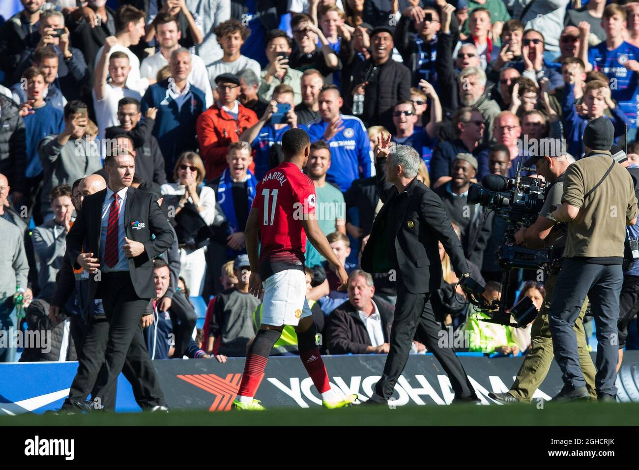 Le Manager de Manchester United, Jose Mourinho, a 3 doigts jusqu'à la foule après le match de la Premier League au stade Stamford Bridge, à Londres. Date de la photo : 20 octobre 2018. Le crédit photo doit se lire comme suit : Craig Mercer/Sportimage via PA Images Banque D'Images