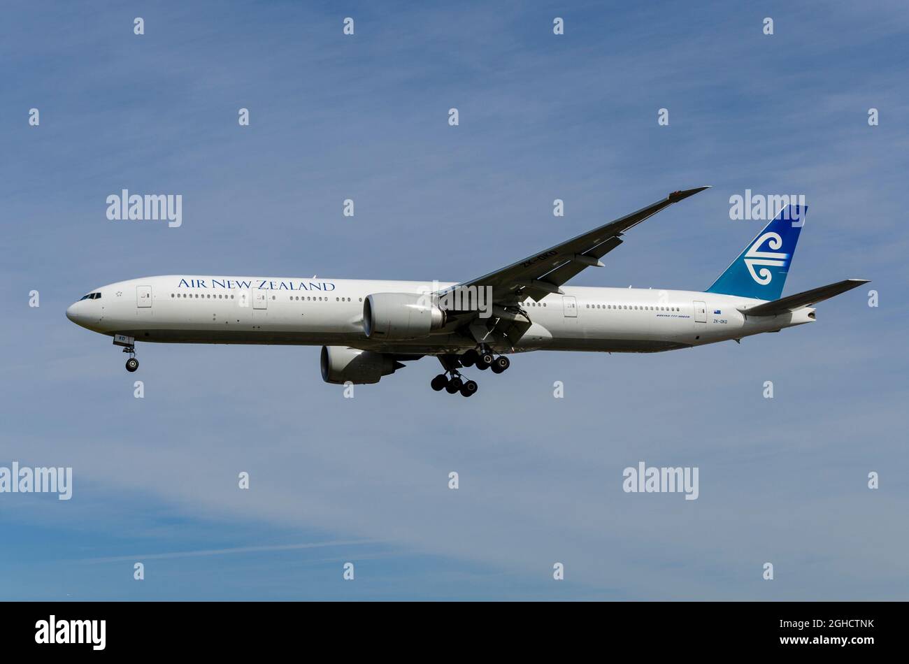 Avion de ligne Air New Zealand Boeing 777 -319ER ZK-OKO atterrissant à l'aéroport de Londres Heathrow, Royaume-Uni. ANZ 777. Profil latéral Banque D'Images