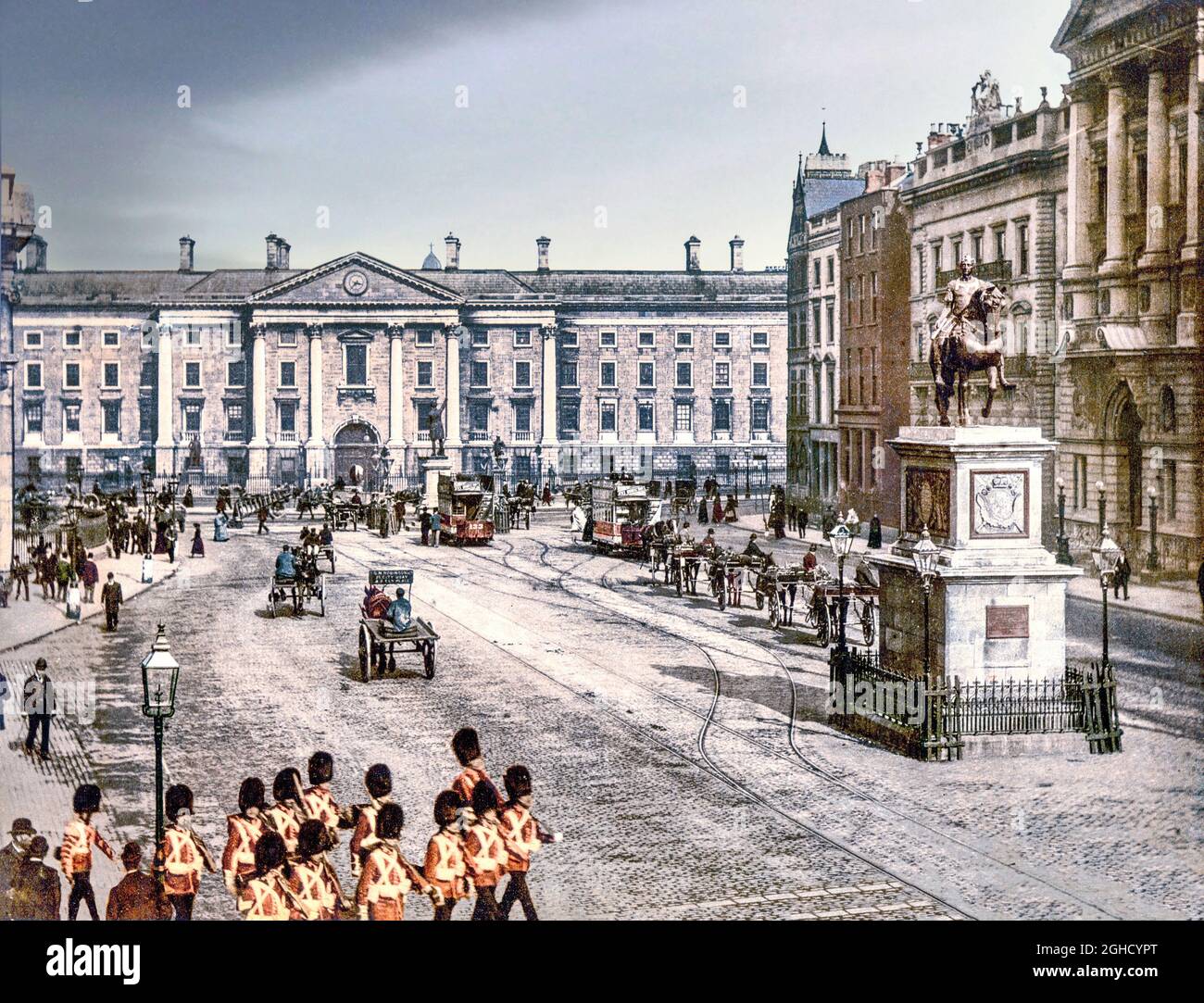 Photo du début du XXe siècle de Trinity College (Université) à College Green, dans le centre de Dublin, en Irlande, avec des soldats, des véhicules tirés par des chevaux et les nouveaux tramways électriques. Banque D'Images
