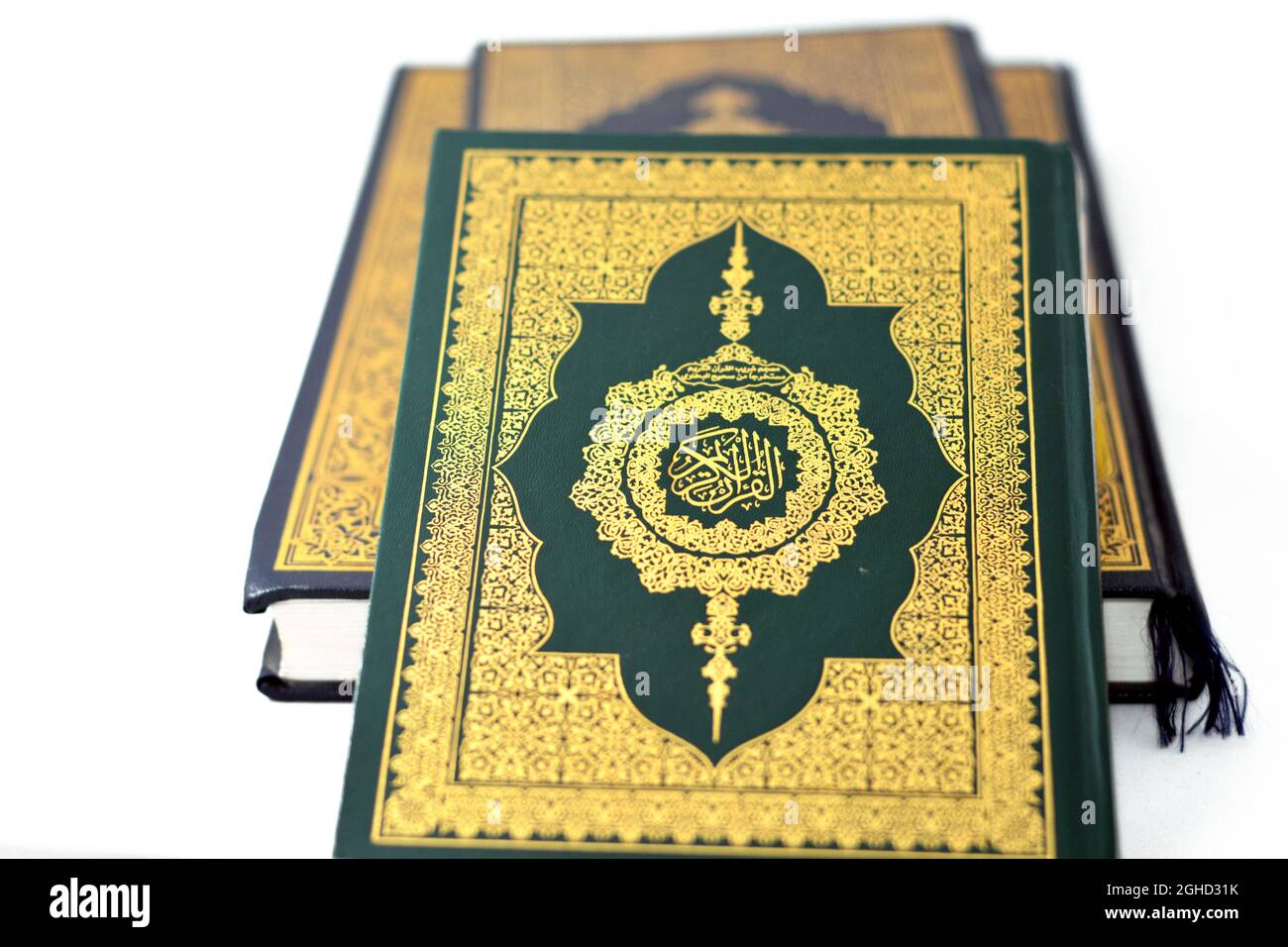 Le Saint Coran, Coran ou Coran (la récitation) est le texte religieux central de l'Islam, cru par les musulmans comme une révélation de Dieu (Allah) Banque D'Images