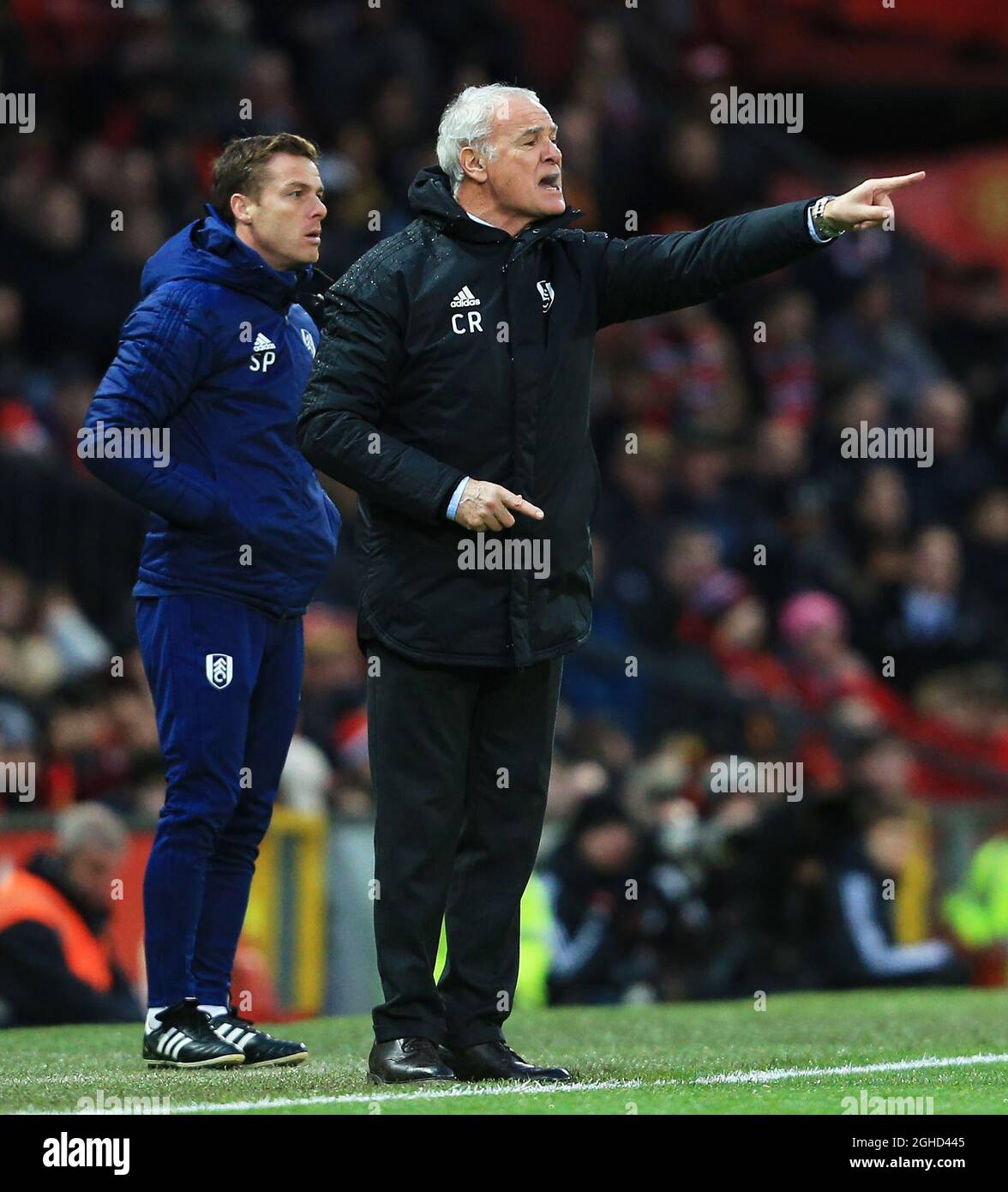 Claudio Ranieri, responsable de Fulham, se place devant l'entraîneur adjoint Scott Parker lors du match de la Premier League à Old Trafford, Manchester. Date de la photo : 8 décembre 2018. Le crédit d'image devrait se lire: Matt McNulty/Sportimage via PA Images Banque D'Images