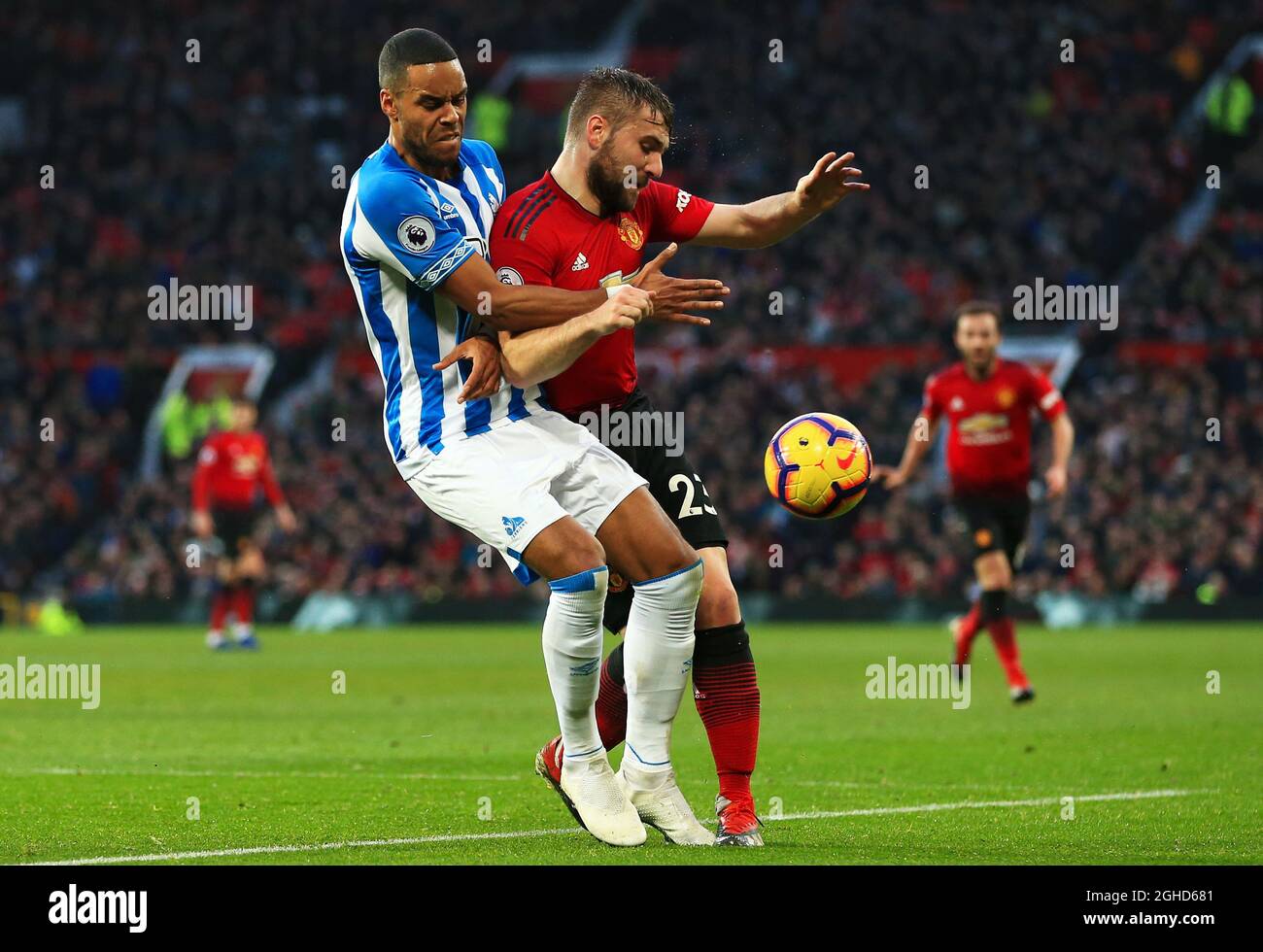 Mathias Zanka Jorgensen de Huddersfield Town et Luke Shaw de Manchester United lors du match de la Premier League à Old Trafford, Manchester. Date de la photo : 26 décembre 2018. Le crédit d'image devrait se lire: Matt McNulty/Sportimage via PA Images Banque D'Images