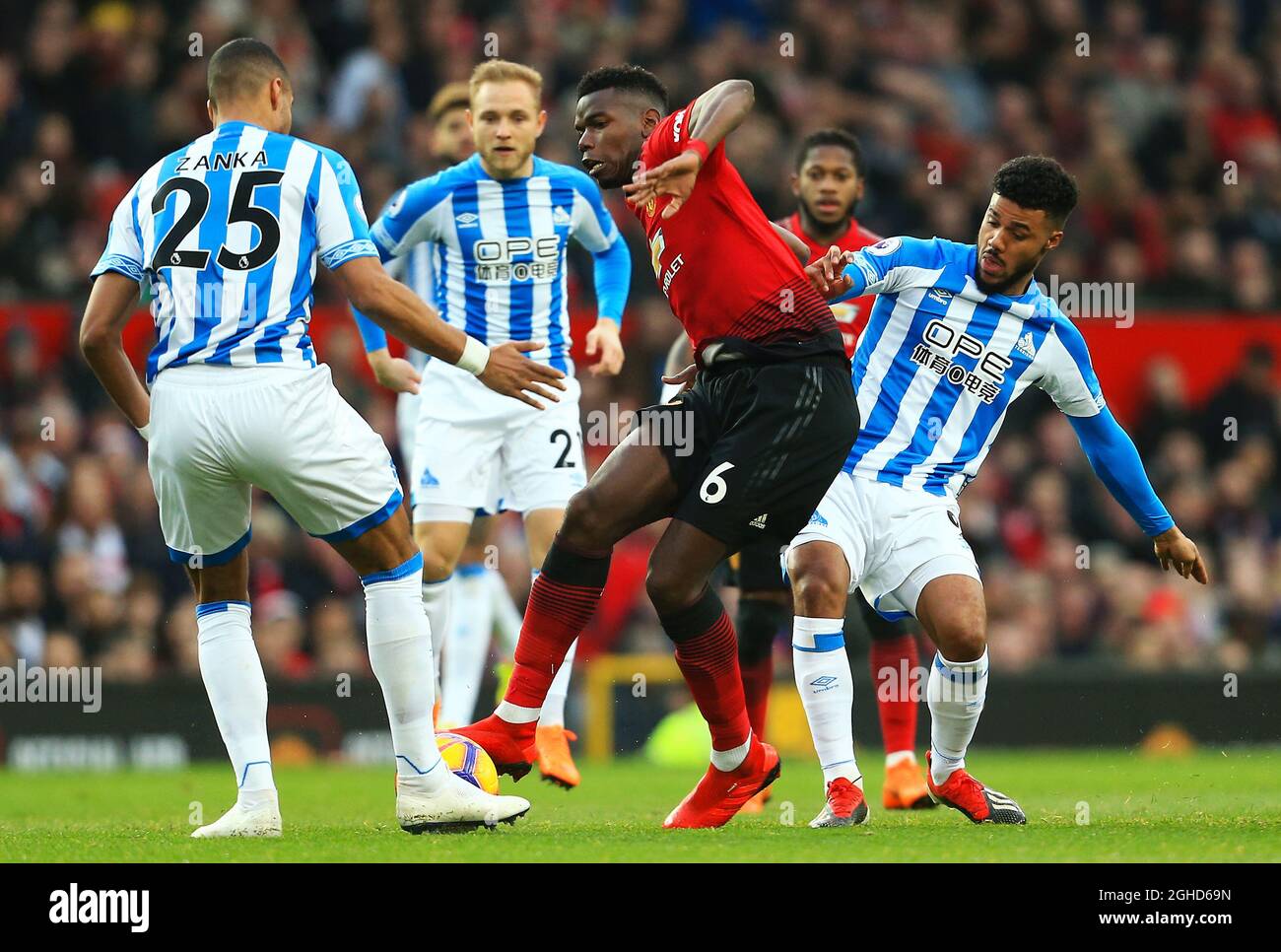 Paul Pogba, de Manchester United, prend la direction de Mathias Zanka Jorgensen, de Huddersfield Town, lors du match de la Premier League à Old Trafford, Manchester. Date de la photo : 26 décembre 2018. Le crédit d'image devrait se lire: Matt McNulty/Sportimage via PA Images Banque D'Images