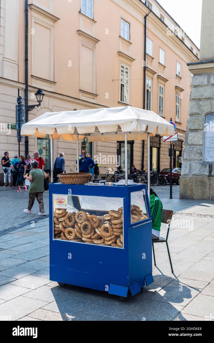 Cracovie, Pologne - 28 août 2018: Traditionnel obwarzanek krakowski, pain tressé en forme d'anneau, dans un stand sur une rue avec des gens autour dans l'ancien à Banque D'Images