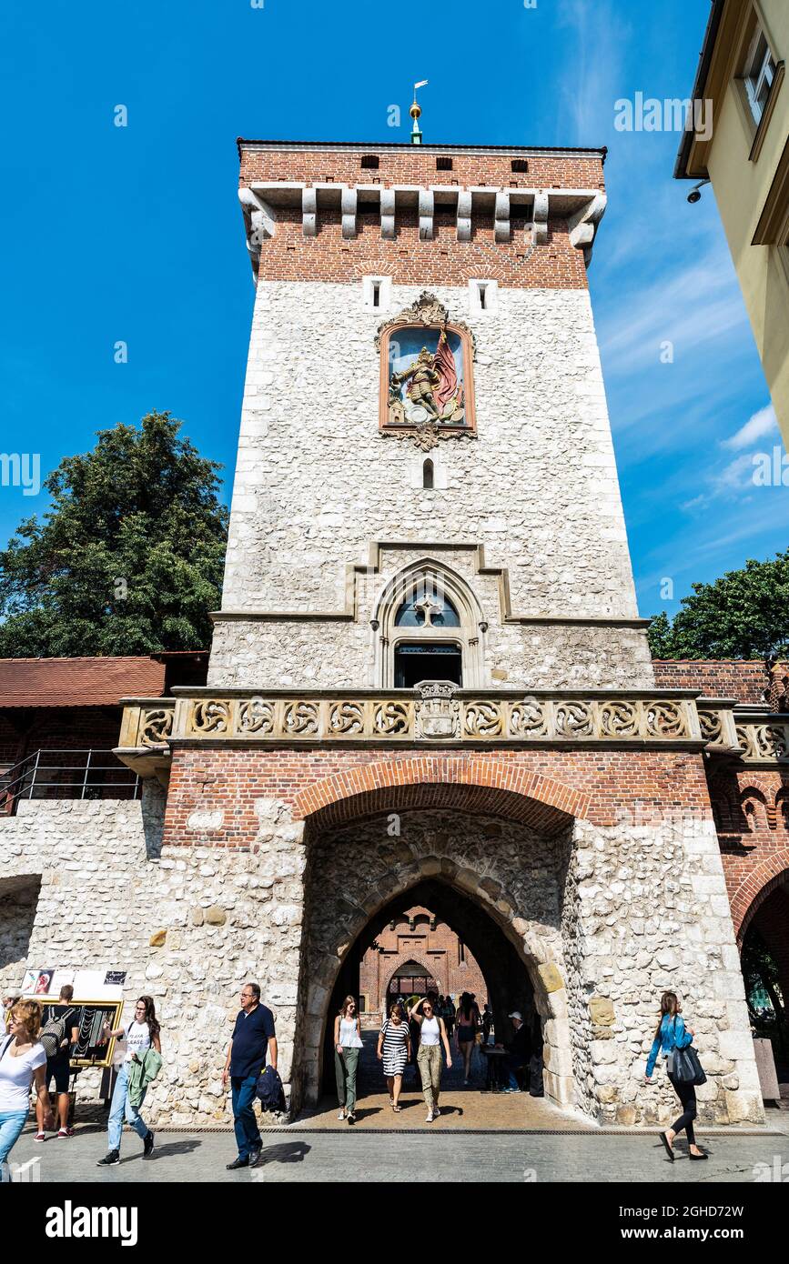 Cracovie, Pologne - 30 août 2018 : porte Florian ou Brama Florianska avec des gens autour de la vieille ville de Cracovie, Pologne Banque D'Images