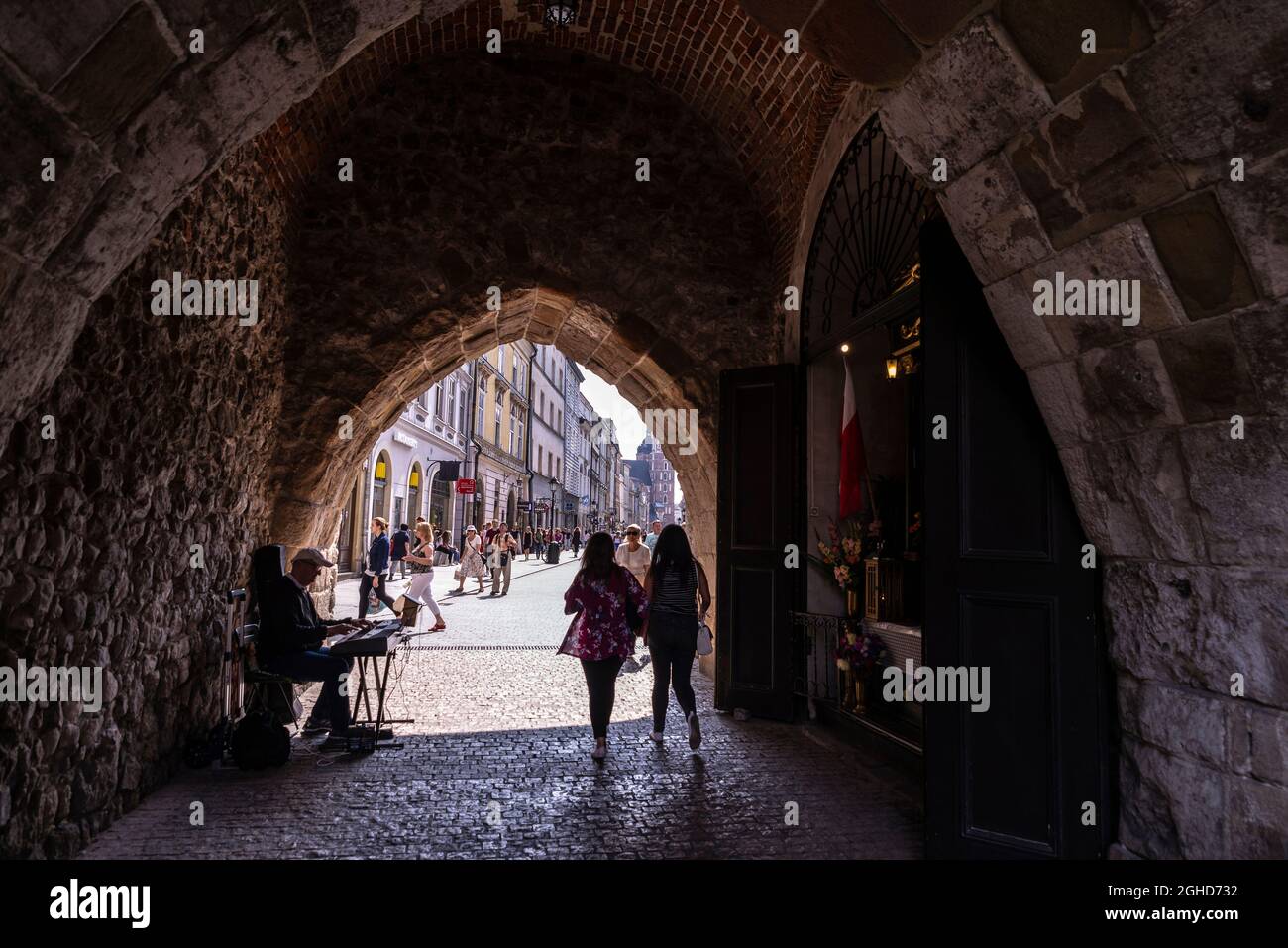 Cracovie, Pologne - 30 août 2018 : tunnel de la porte Florian ou Brama Florianska avec un musicien et des gens autour de la vieille ville de Cracovie, Pologne Banque D'Images