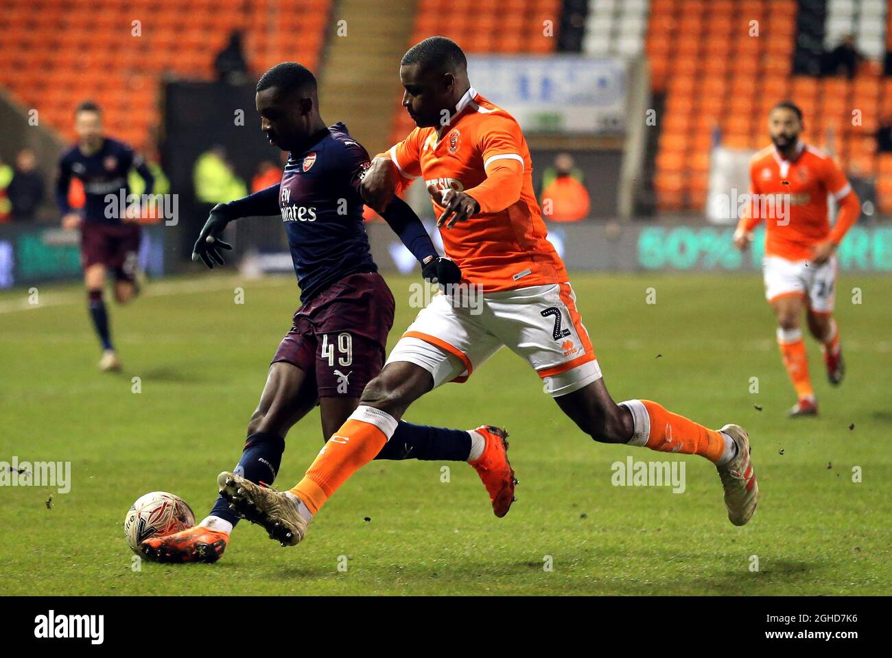 Eddie Nketiah d'Arsenal prend Donervon Daniels de Blackpool lors de la coupe Emirates FA, troisième match à Bloomfield Road, Blackpool. Date de la photo : 5 janvier 2019. Le crédit d'image devrait se lire: Matt McNulty/Sportimage via PA Images Banque D'Images