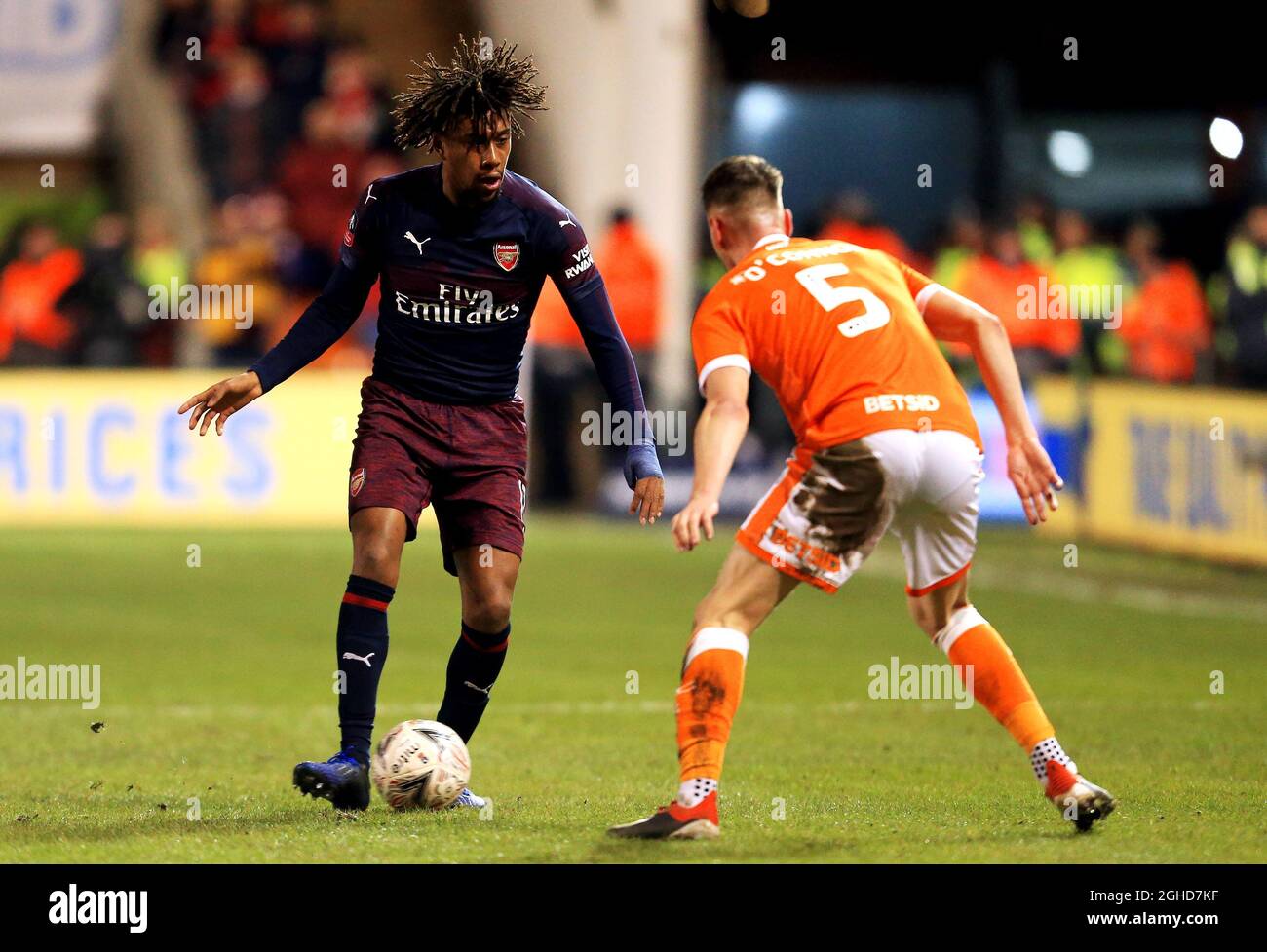 Alex Iwhi, d'Arsenal, prend le Paudie O'Connor de Blackpool lors de la coupe Emirates FA, troisième match à Bloomfield Road, Blackpool. Date de la photo : 5 janvier 2019. Le crédit d'image devrait se lire: Matt McNulty/Sportimage via PA Images Banque D'Images