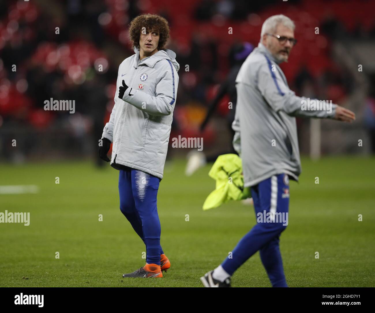 David Luiz, de Chelsea, nommé sous-marin, se réchauffe dans un grand manteau lors du match de la demi-finale de la Carabao Cup First Leg au stade Wembley, Londres. Date de la photo : 8 janvier 2019. Le crédit photo doit être lu : David Klein/Sportimage via PA Images Banque D'Images