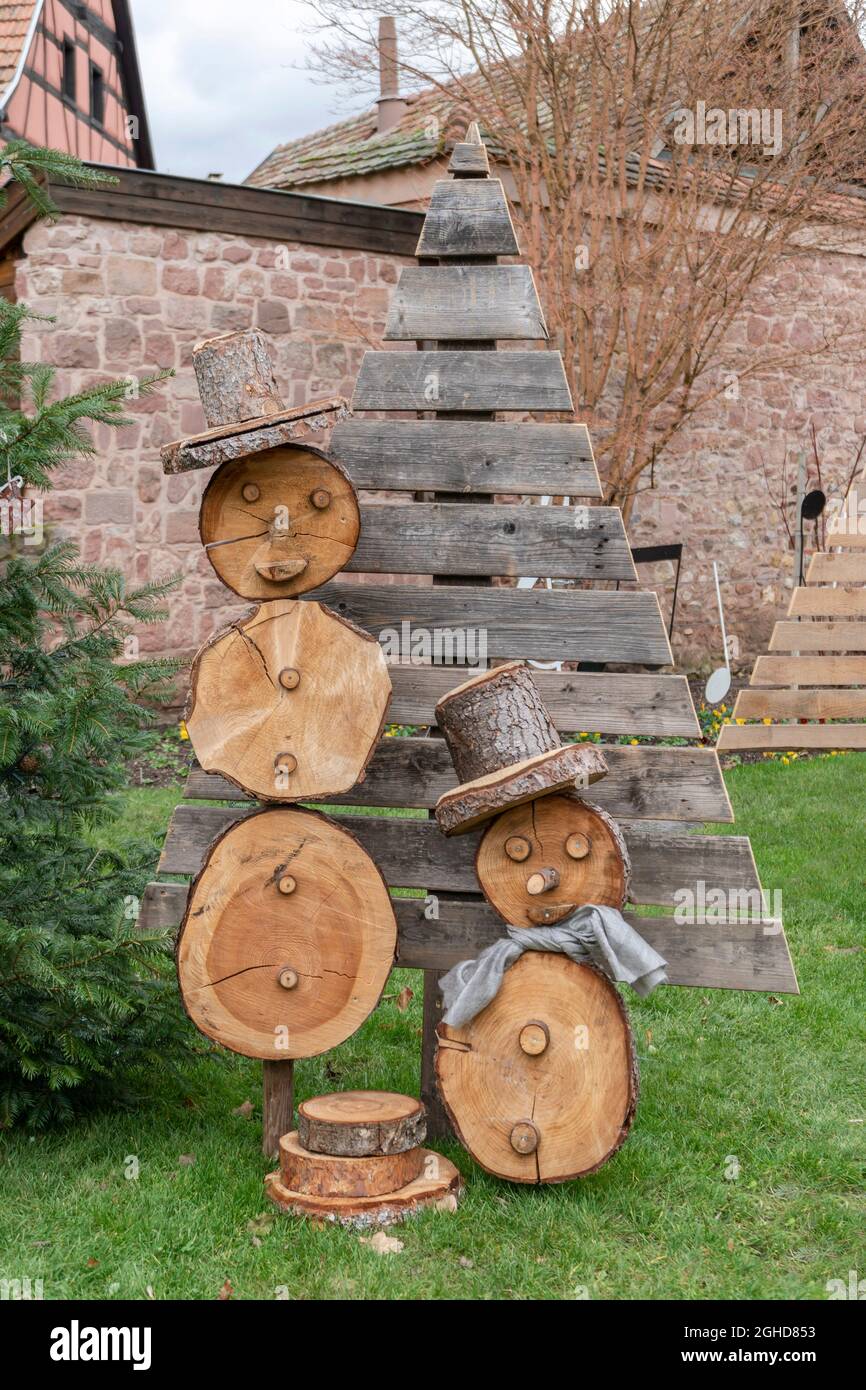 décorations noel en bois en forme de bonhomme de neige et de pin dans le jardin Banque D'Images