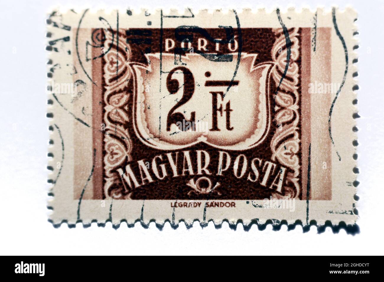 Un ancien timbre-poste imprimé en Hongrie montre la valeur 2 ft et le texte Magyar Posta vers 1958, isolé sur fond blanc, anciens timbres rétro vintage Banque D'Images