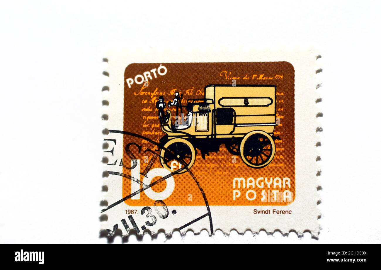 Un ancien timbre-poste Hongrie qui montre une voiture rétro de poste, voiture ancienne, avec des mots écrits Magyar Posta, valeur 10 hongrois Forint Circa 1987 isolé Banque D'Images