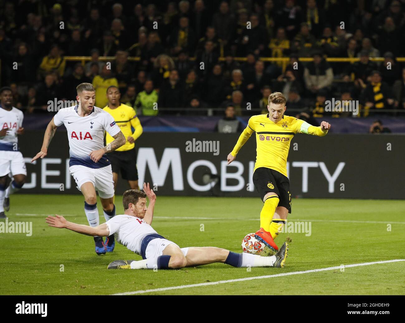 Jan Vertonghen de Tottenham fait un dernier défi de fossé sur Marco Reus de Borussia Dortmund lors du match de la Ligue des champions de l'UEFA de la manche des seize au signal Iduna Park Stadium, Dortmund. Date de la photo : 5 mars 2019. Le crédit photo doit être lu : David Klein/Sportimage via PA Images Banque D'Images