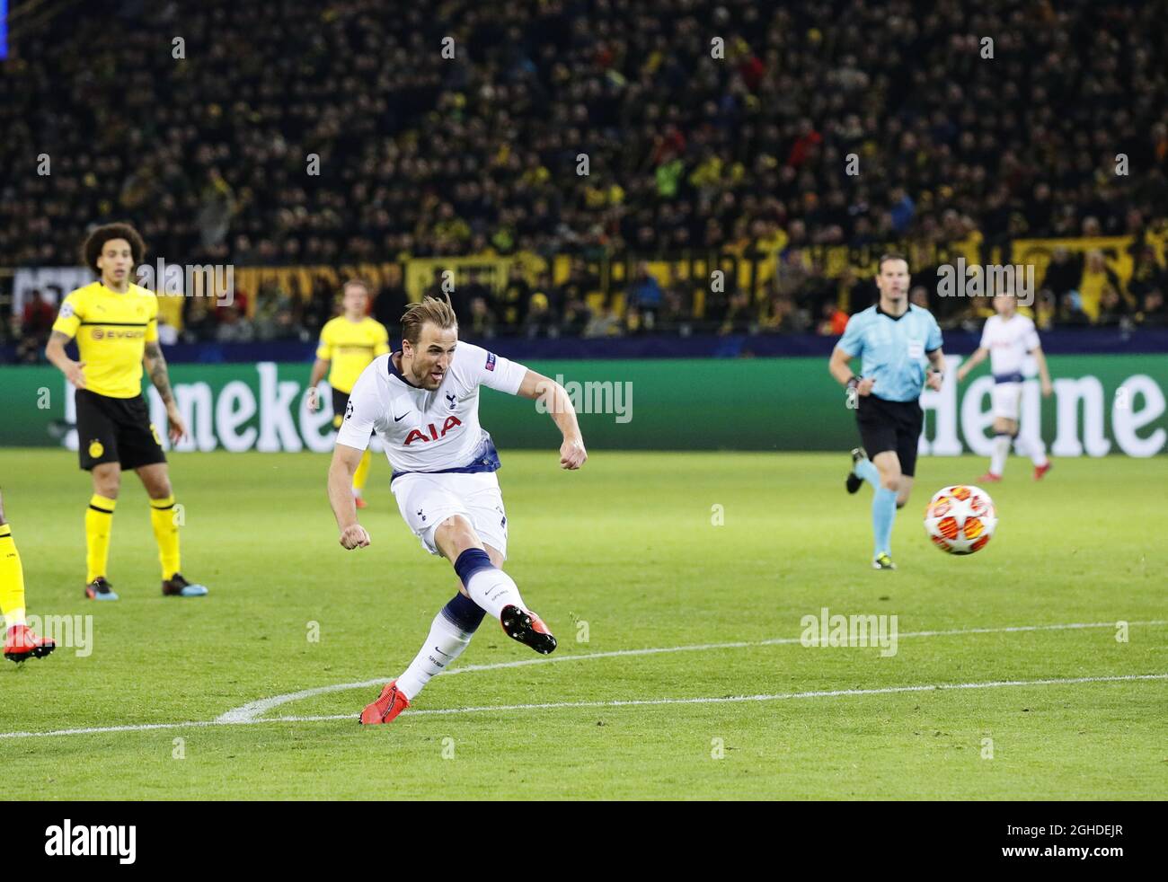 Harry Kane, de Tottenham, marque le premier but de la nuit lors du match de la Ligue des champions de l'UEFA Round of Sixteen au signal Iduna Park Stadium, Dortmund. Date de la photo : 5 mars 2019. Le crédit photo doit être lu : David Klein/Sportimage via PA Images Banque D'Images