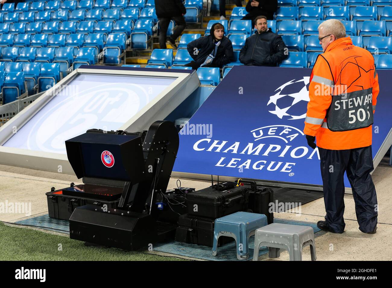 Un steward garde la machine VAR avant le match de l'UEFA Champions League Round de 16 au Etihad Stadium de Manchester. Date de la photo : 12 mars 2019. Le crédit photo doit se lire comme suit : James Wilson/Sportimage via PA Images Banque D'Images