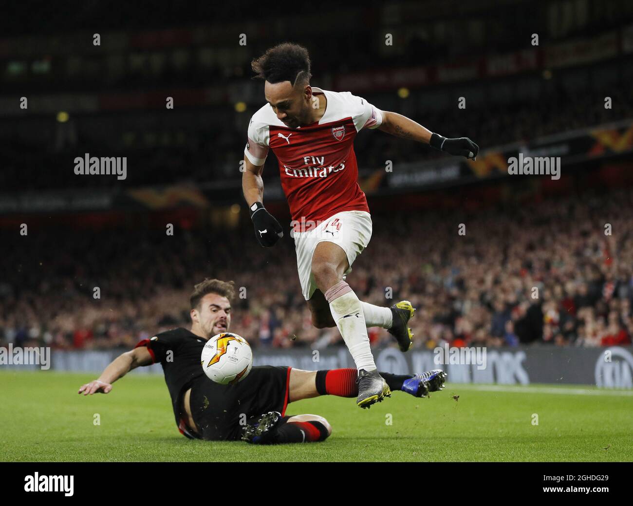 Pierre-Emerick Aubameyang d'Arsenal affronté par Damien Da Silva de Rennes lors de l'UEFA Europa League Round of 16 second Leg match au stade Emirates, Londres. Date de la photo : 14 mars 2019. Le crédit photo doit être lu : Darren Staples/Sportimage via PA Images Banque D'Images