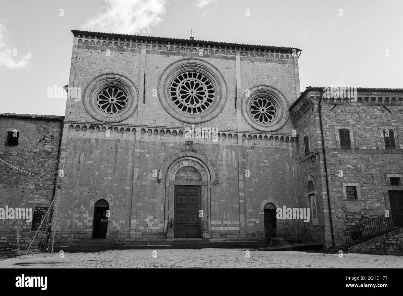 L'église de San Pietro est un lieu de culte catholique à Assise, sur la place du même nom, où se trouvait autrefois une ancienne nécropole romaine. Banque D'Images