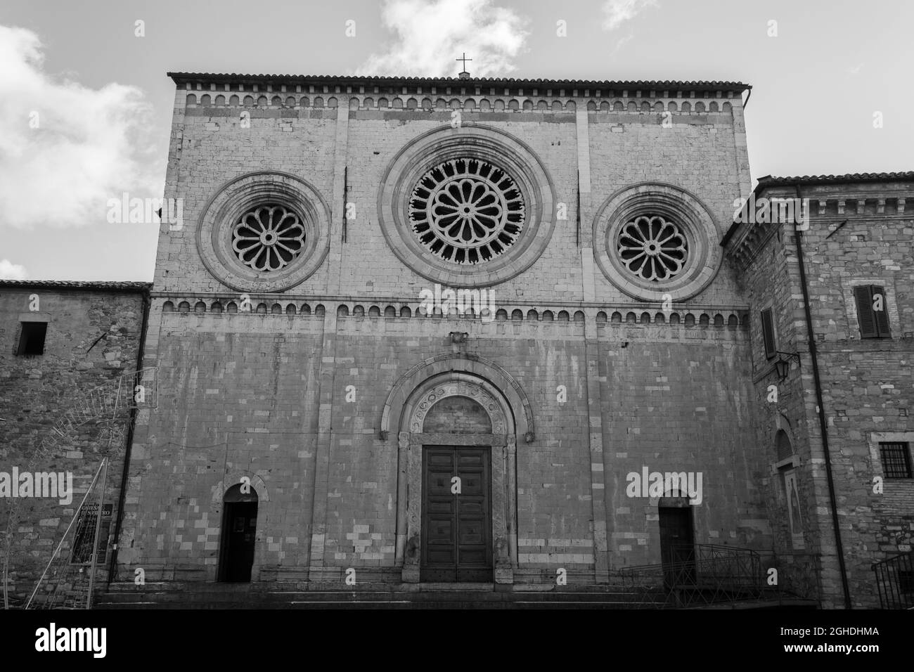 L'église de San Pietro est un lieu de culte catholique à Assise, sur la place du même nom, où se trouvait autrefois une ancienne nécropole romaine. Banque D'Images