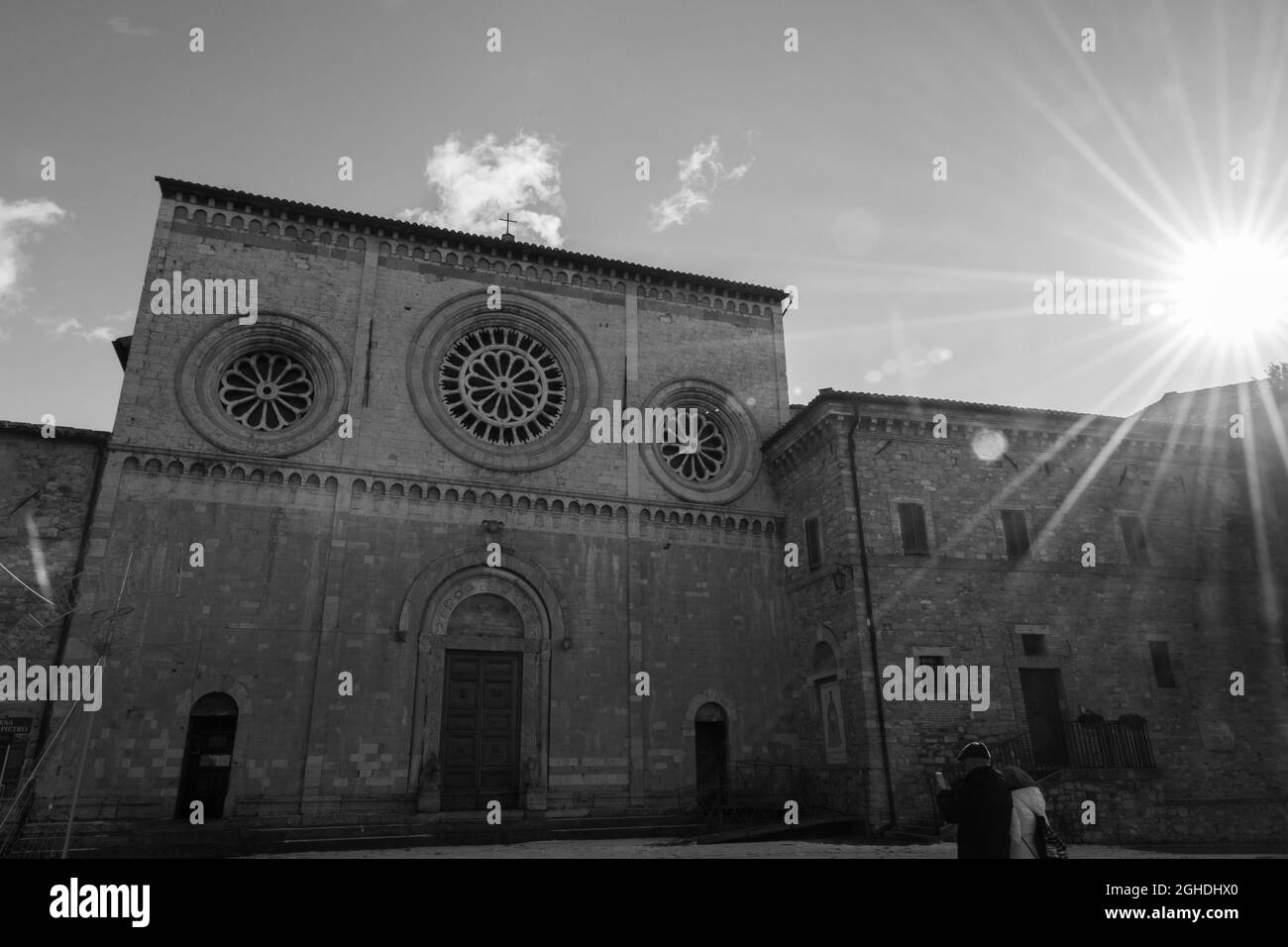 L'église de San Pietro est un lieu de culte catholique à Assise, sur la place du même nom, où se trouvait autrefois une ancienne nécropole romaine. Banque D'Images
