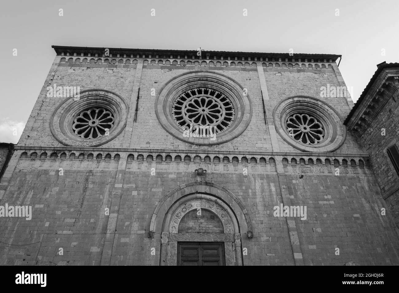 L'église de San Pietro est un lieu de culte catholique à Assise, sur la place du même nom, où se trouvait autrefois une ancienne nécropole romaine. Banque D'Images