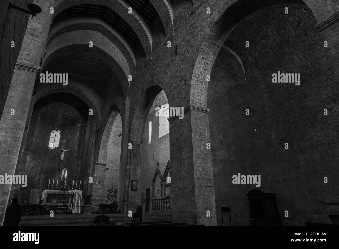 L'église de San Pietro est un lieu de culte catholique à Assise, sur la place du même nom, où se trouvait autrefois une ancienne nécropole romaine. Banque D'Images