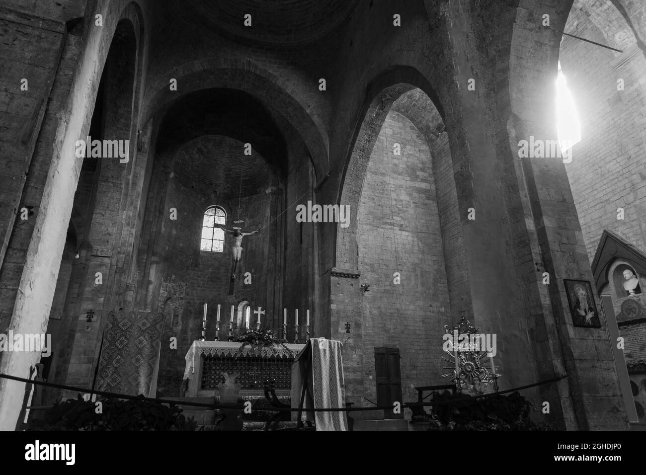 L'église de San Pietro est un lieu de culte catholique à Assise, sur la place du même nom, où se trouvait autrefois une ancienne nécropole romaine. Banque D'Images