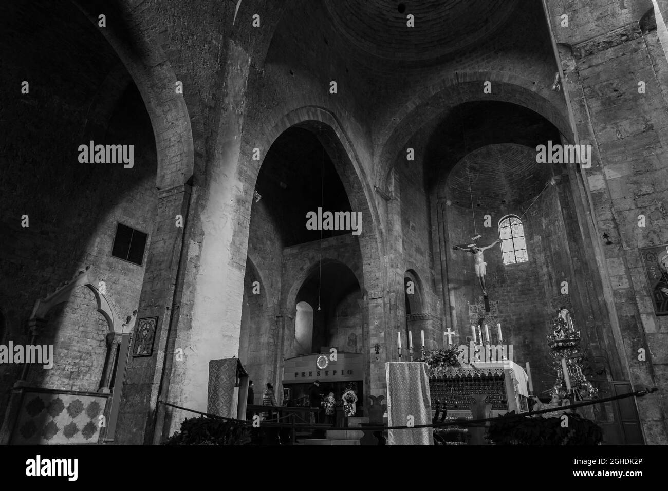 L'église de San Pietro est un lieu de culte catholique à Assise, sur la place du même nom, où se trouvait autrefois une ancienne nécropole romaine. Banque D'Images