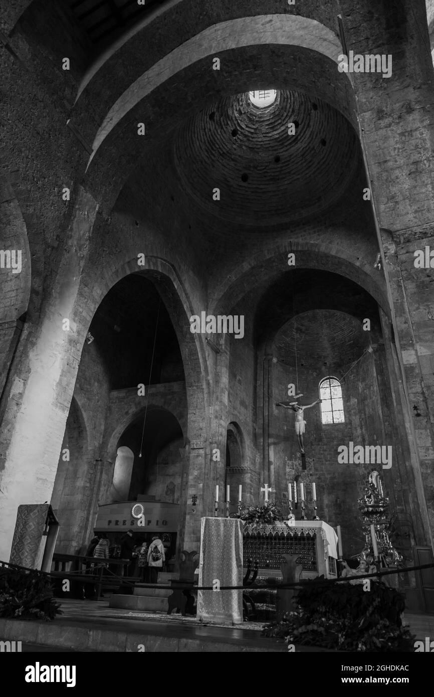 L'église de San Pietro est un lieu de culte catholique à Assise, sur la place du même nom, où se trouvait autrefois une ancienne nécropole romaine. Banque D'Images