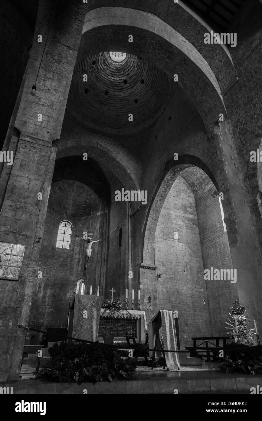 L'église de San Pietro est un lieu de culte catholique à Assise, sur la place du même nom, où se trouvait autrefois une ancienne nécropole romaine. Banque D'Images
