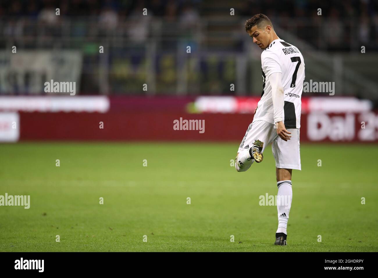 Cristiano Ronaldo de Juventus enlève du sol de ses crampons pendant le  match de la série A à Giuseppe Meazza, Milan. Date de la photo : 27 avril  2019. Le crédit photo