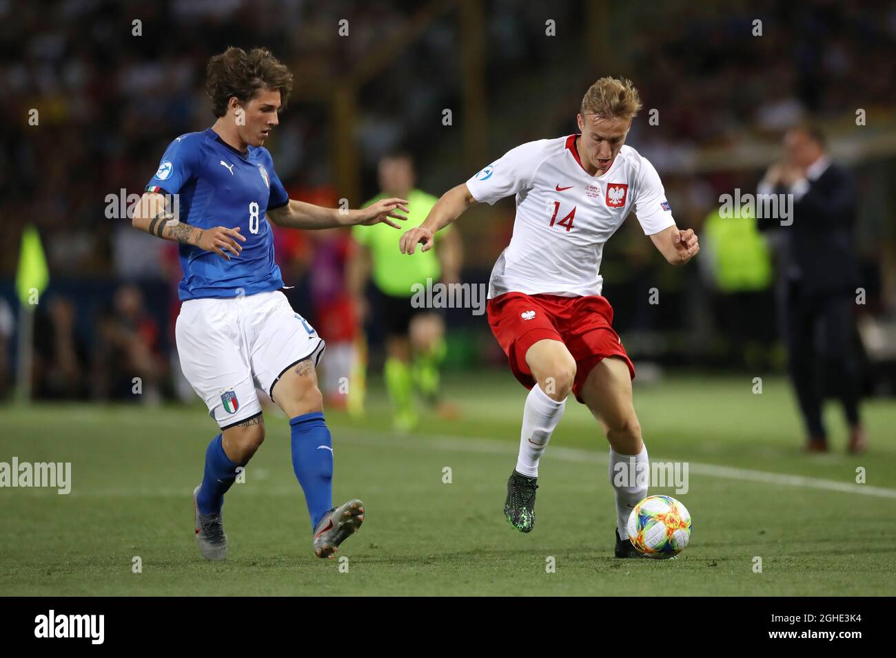 Nicolo Zaniolo d'Italie se termine sur Adam Buksa de Pologne lors du championnat 2019 de l'UEFA des moins de 21 ans à Renato Dall'Ara, Bologne. Date de la photo : 19 juin 2019. Le crédit photo doit être lu : Jonathan Moscrop/Sportimage via PA Images Banque D'Images