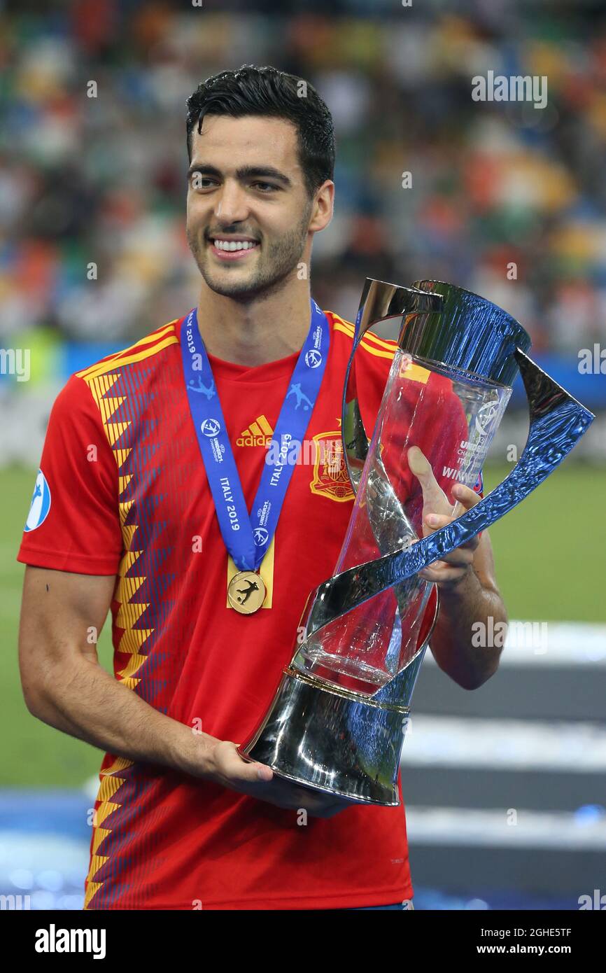 Mikel Merino d'Espagne célèbre avec le trophée des gagnants lors du match de championnat des moins de 21 ans de l'UEFA au Stadio Friuli. Date de la photo : 30 juin 2019. Le crédit photo doit être lu : Jonathan Moscrop/Sportimage via PA Images Banque D'Images